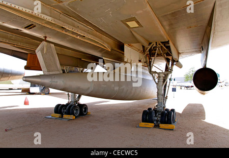 Unter dem Rumpf der Convair B-58 Hustler Überschall-Bomber in das Pima Air Museum Stockfoto