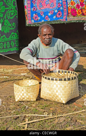 Indische Flechtweide/Behälter aus Bambus Skalen durch einen indischen alter Dorfbewohner gewebt Stockfoto