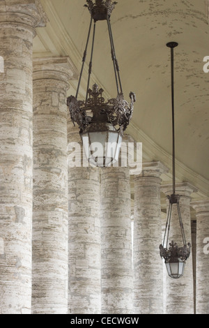 Die massiven Säulen und Licht St. Peter Basilika Basilica di San Pietro Vatikanstadt Rom Stockfoto