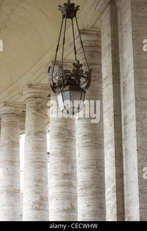 Die massiven Säulen und Licht in St. Peter Basilika Basilica di San Pietro Vatikanstadt Rom Stockfoto