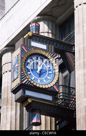 England, London, die Strang Art-Déco-Uhr auf die alte Tageszeitung Express Gebäude Stockfoto