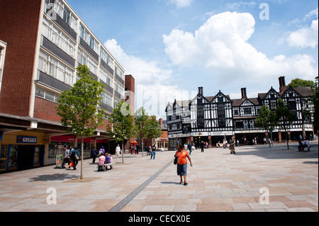 Menschen beim Einkaufen in Coventry, West Midlands, England. Stockfoto