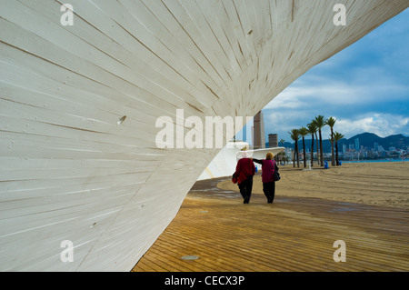 Ein älteres Ehepaar Fuß entlang der Holzsteg auf Benidorm Playa Poniente. Stockfoto