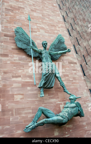 Statue von St. Michaels Sieg über den Teufel von Jacob Epstein an der Seite der neuen Kathedrale von Coventry. Stockfoto