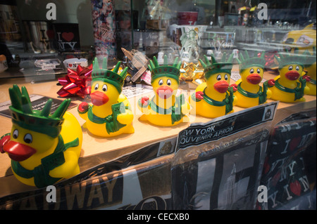 Gummienten, die Statue of Liberty Kronen tragen verbinden andere New York-Souvenirs in einem Times Square-Shop catering für Touristen Stockfoto