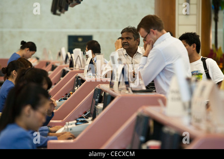 Passagiere einchecken für ihren Flug von Singapore Airlines Ltd. am Changi Airport in Singapur Stockfoto