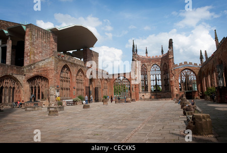 Die dachlose Ruine der ursprünglichen Coventry Kathedrale, auch bekannt als St. Michael Kathedrale, Coventry, West Midlands, England. Stockfoto