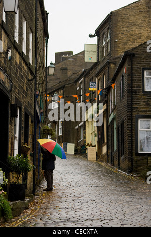 Die gepflasterten Hauptstraße von Haworth Village auch bekannt als The Bronte Village.  Haworth West Yorkshire England UK. Stockfoto