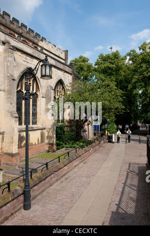 Gepflasterten Gehweg neben einer Kirche in der historischen Stadt von Coventry, West Midlands, England. Stockfoto