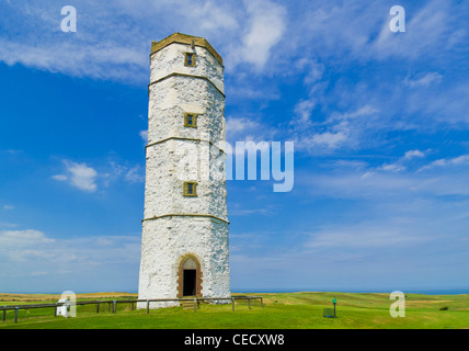 Alte restaurierte ehemalige Flamborough Leuchtturm in Flamborough Head in der Nähe von Bridlington und Whitby North Yorkshire England GB Europa Stockfoto
