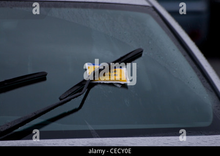 Parkplatz gut Ticket auf Auto Windschutzscheibe Silber parkenden Autos. Stockfoto