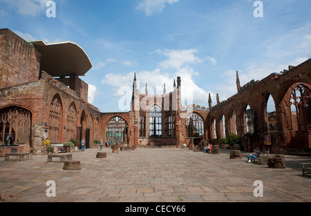 Die dachlose Ruine der ursprünglichen Coventry Kathedrale, auch bekannt als St. Michael Kathedrale, Coventry, West Midlands, England. Stockfoto