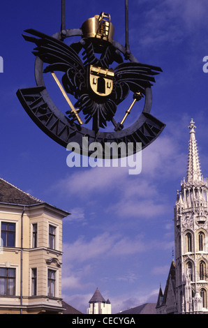 Mittelalterliche Schmiedeeisen Ladenschild des Golden Eagle Apotheke Museum in der Burg Bezirk Budapest Ungarn Stockfoto