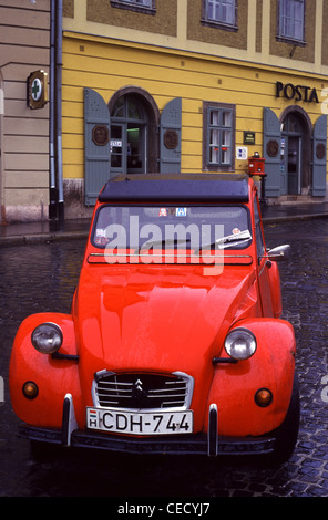 Eine alte rote Citroen Automobile im Burgviertel Buda Budapest Ungarn Stockfoto