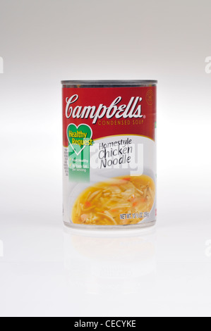 Ungeöffnete oder Zinn von Campbells gesunde Anfrage Homestyle Huhn Nudelsuppe auf weißem Hintergrund kann USA isolieren. Stockfoto