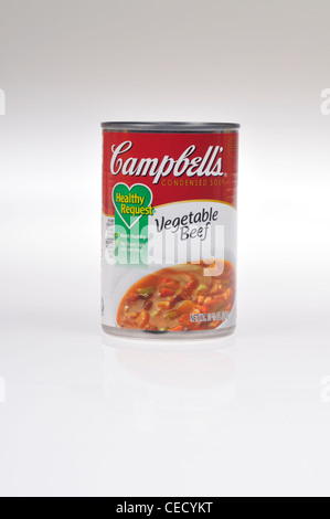 Ungeöffnete Dose Campbells fordern Sie gesunde Gemüse Rindfleisch Suppe auf weißem Hintergrund isolieren, USA. Stockfoto