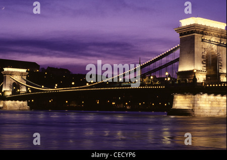 Ansicht des Széchenyi Kettenbrücke, die Donau zwischen Buda und Pest in Budapest Ungarn erstreckt Stockfoto