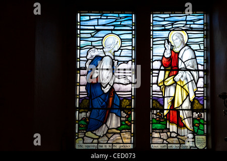 Glasmalerei-Fenster Darstellung Mary Magdalene und Jesus Christus in englische Dorfkirche in Biddestone, Wiltshire, England, UK Stockfoto