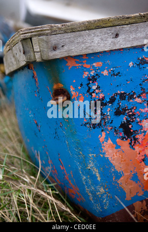 Der vordere Teil des kleinen orangenen und blauen Ruderboot hautnah Stockfoto