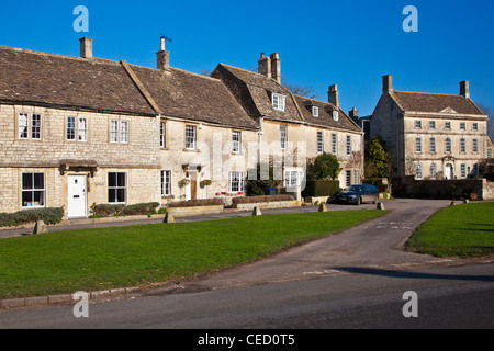 Cotswold steinernen Häuser und Hütten rund um das Grün in den typisch englischen Landhaus Dorf Biddestone, Wiltshire, England, UK Stockfoto