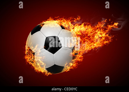 Fußball auf Feuer fliegen Stockfoto