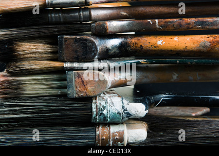 Eine Sammlung von sortierten alte Farbe bespritzt-Pinsel verwendet für Spezialist Farbe endet wie Körnung und Marmorierung Stockfoto