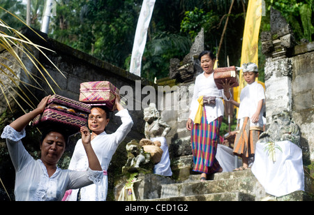 Unbekannte lokale Frau im traditionellen indonesischen Kleidung tragen nehmen Teil in Buda Lohn Kelawu Zeremonie am Hindu-Tempel. Stockfoto