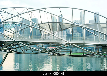 Die Helix-Brücke, früher bekannt als die Doppel-Helix-Brücke ist eine Fußgängerbrücke verbindet Marina Centre mit Marina Süd Stockfoto