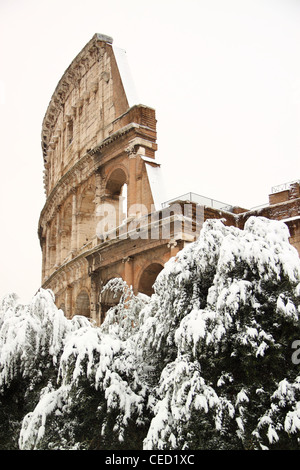 Unter dem Schnee, ein wirklich seltenes Ereignis in Rom Kolosseum Stockfoto