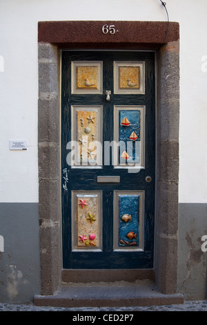 Funchal Altstadt Gemalte Türen auf der Rua de Santa MariaZona Historica do Funchal Portas com Arte doors with Art in Funchal, Madeira, Portugal. Stockfoto