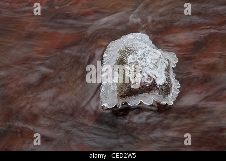 Eis bildet sich in der Form eines Herzens in einem kleinen Bach in der Nähe von Thruscross Stausee im winter Stockfoto