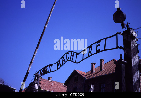 "Arbeit macht frei"-Schild in deutscher Sprache über das Haupteingangstor nach Auschwitz Konzentrations- und Vernichtungslager errichtet und durch das Dritte Reich in den polnischen Gebieten betrieben im Anhang des nationalsozialistischen Deutschland während des Zweiten Weltkrieges Stockfoto