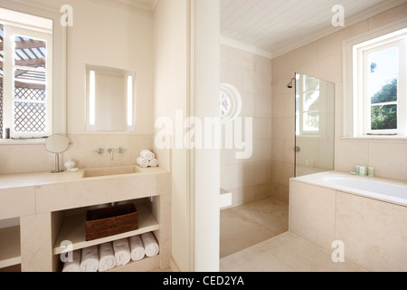 Master-Suite-Badezimmer Stockfoto