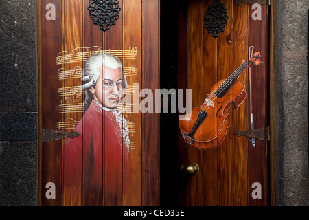 Wolfgang Amadeus Mozart Musiker, Violin Instrument. Gemalte klassische musikalische Tür in der Zona Historica do Funchal Portas com Art Door auf Madeira Stockfoto