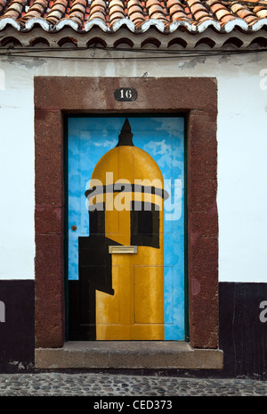 Funchal Altstadt Gemalte Türen auf der Rua de Santa MariaZona Historica do Funchal Portas com Arte doors with Art in Funchal, Madeira, Portugal. Stockfoto