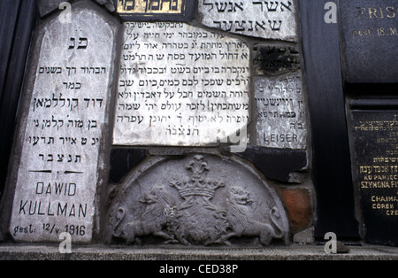 Stapel von alten jüdischen Grabsteine auf dem alten jüdischen Friedhof im Stadtteil Kazimierz, Krakau Polen Stockfoto