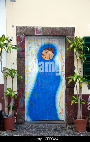 Funchal Altstadt Gemalte Türen auf der Rua de Santa MariaZona Historica madeira do Funchal Portas com Arte Doors mit Kunst in Funchal, Madeira, Portugal. Stockfoto