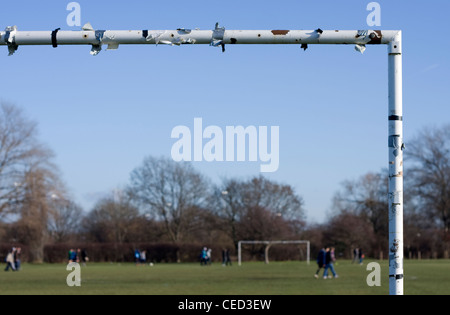 Nahaufnahme eines Ziels oder Beiträge mit alten Band, Textfreiraum, Menschen oder Spieler zu Fuß am Ende des Spiels Sümpfe Hackney, London Stockfoto