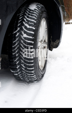 Michelin Winterreifen im Schnee auf einem VW Golf-Auto Stockfoto