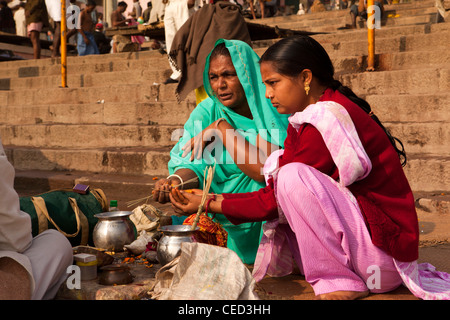Indien, Uttar Pradesh, Varanasi, Prayag Ghat, zwei Frauen, die Durchführung von morgendlichen Puja Stockfoto