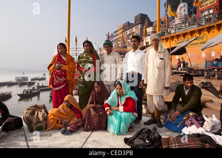 Indien, Uttar Pradesh, Varanasi, Prayag Ghat, Pilgergruppe posieren für Erinnerungsfoto neben Ganges Stockfoto
