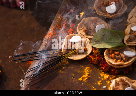 Indien, Uttar Pradesh, Varanasi, Prayag Ghat, am frühen Morgen Puja Insense klebt Brennen auf Angebot Stockfoto