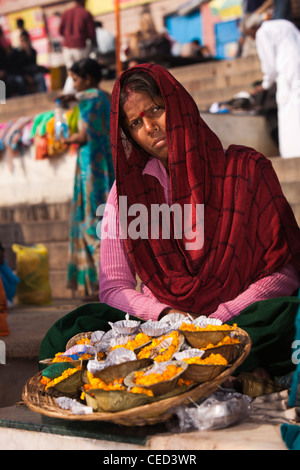 Indien, Uttar Pradesh, Varanasi, Prayag Ghat, Verkäufer verkaufen Schwimmkerze und Blume-Angebote Stockfoto