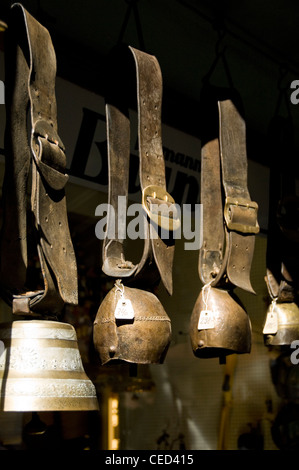 Vertikale Nahaufnahme von verschiedenen alten Kuhglocken aka Trychel, hängen vor einem Geschäft in Appenzell. Stockfoto