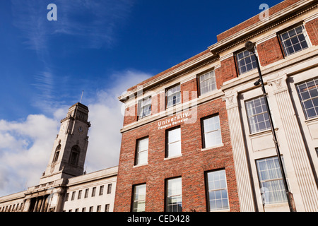 Der Campus der Universität Barnsley mit dem Rathaus im Hintergrund. Stockfoto