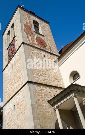 Vertikale Weitwinkel von der Torre De La Iglesia Glockenturm an der Pfarrkirche St. Mauritius in Appenzell an einem sonnigen Tag. Stockfoto