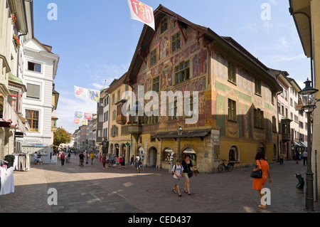 Horizontale Weitwinkelansicht des Hauses zum Ritter in der Vordergasse 65 mit seiner markanten gemalten Architektur in Schaffhausen, Schweiz Stockfoto