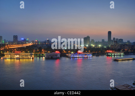 Eine zentrale Cairo-Panorama, Blick nach Westen über den Nil in der Abenddämmerung. Stockfoto