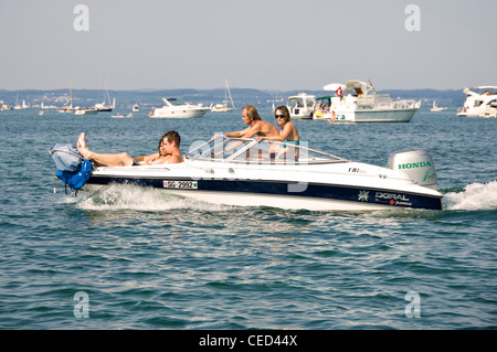 Horizontale Nahaufnahme von einer Gruppe von Freunden auf einem Schnellboot an einem sonnigen Tag. Stockfoto