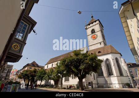 Horizontalen Weitwinkel der Kirche von St. John mit seiner markanten Uhrenturm in der Altstadt von Schaffhausen an einem sonnigen Tag Stockfoto